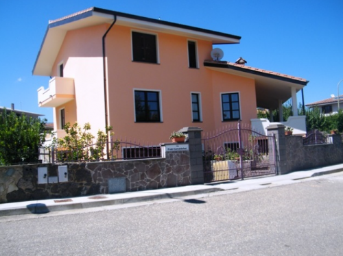 Archisio - Lavoro di Sacrabittura - Limpresa nasce nel 1996 e da una precedente passione dellattuale titolare si specializza nella ristrutturazione di immobili e soprattutto di coperture a tetto da qui il nome sa crabittura