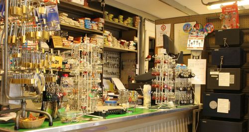 Archisio - Lavoro di Romano De Angeli - La nostra ditta dispone di una vasta gamma di serrature cilindri di sicurezza casseforti radiocomandi per cancelli ed effettua duplicazioni di chiavi di ogni tipologia Specializzata nellinstallaz