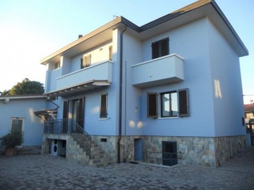 Archisio - Lavoro di Manutenzione Castello Imbiancature - Manutenzione castello imbiancature opera da pi di cinquantanni nel campo delle tinteggiature e delle decorazioni per interni ed esterni occupandosi inoltre di manutenzioni murali isolamento termi