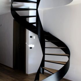 Archisio - Lavoro di Carpentiere Guolo - Le nostre opere sono il frutto di una continua ricerca su nuovi materiali Abbinamenti sempre diversi con uno sguardo costante verso linnovazione Ad esempio ogni scala ha la sua storia Progettiamo