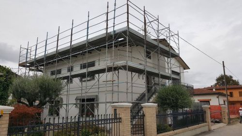 Archisio - Lavoro di Edilriviera srl - Edilriviera opera principalmente allinterno della regione veneto estendendo le proprie capacit in tutta italia qualora fosse necessario Come clienti principali ci avvaliamo di aziende quali tran