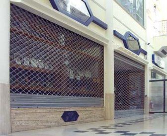 Archisio - Lavoro di Riparazione Serrande Lecco - Lesperienza ventennale nel settore conferisce al fabbro massimiliano li causi unampio campo di azione che va dalla costruzione di serrande ai portoni sezionali dal montaggio di tende da sol