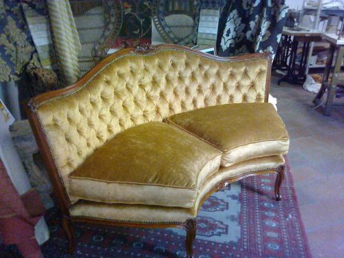 Archisio - Lavoro di Tappezzeria Artigianale Del Borgo - Forniamo servizi di tappezzeria rivestimento di pareti parti di mobili usiamo svariate attrezzature e strumenti particolari per la lavorazione degli imbottiti e il rivestimento dei tessuti tra i