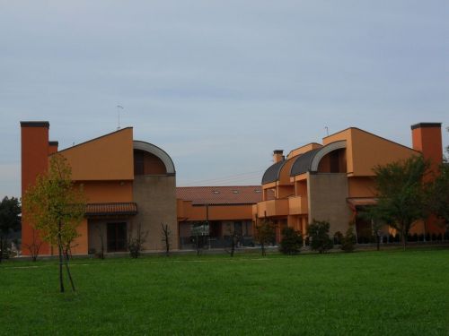 Archisio - Lavoro di Ecodomus - Lazienda svolge attivit di restauro e realizzazione di edifici ad uso civile ed industriale prediligendo interventi che sviluppano i criteri della bioedilizia e dellarchitettura bioecologica Ecod