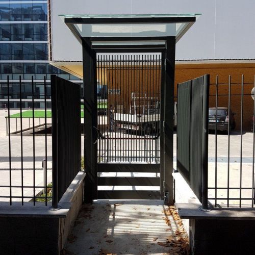 Archisio - Showroom di Domus Finestre Snc - La domus finestre con sede a roma opera dal 1980 nel settore degli infissi e serramenti Lazienda produce finestre a taglio termico e a giunto aperto di varie dimensioni e spessori tali da poter