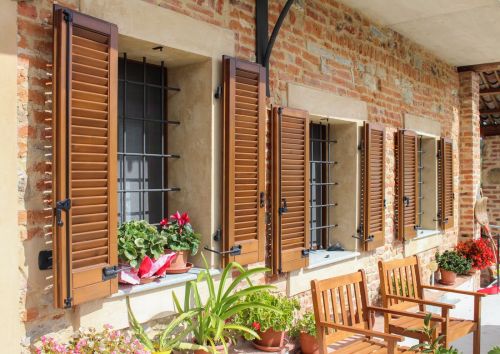 Archisio - Lavoro di Falegnameria Artigiana Bernardi Ezio - La falegnameria ezio bernardi una bottega artigiana da trentanni dedita alla lavorazione di manufatti in legno Lazienda realizza arredi per interno infissi con certificazione ce porte intern