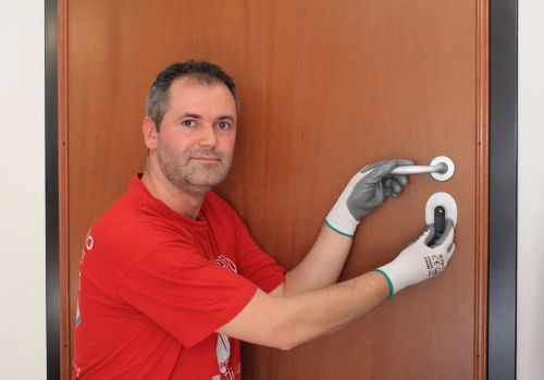 Archisio - Lavoro di Aries Di Michele Bortolotti - Michele bortolotti per molti il fabbro di fiducia e per altri il tecnico di serrature il punto di riferimento in veneto e nel nord italia per il servizio cambio serrature con cilindro europeo in