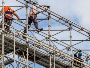 Archisio - Lavoro di Ew Edil Ponteggi - New edil ponteggi s R L S una societ specializzata nel montaggio smontaggio e noleggio di ponteggi fissi e a tubi e giunti Ogni giorno lavoriamo con i nostri clienti proponendo strutture t