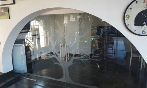 Archisio - Lavoro di Vetreria De Remiggi - Presentazione con sede a fiumicino in provincia di roma da 60 anni la vetreria remiggi esegue tutti i tipi di lavorazione e posa in opera per finestre porte interne vetrine e arredamento Operia