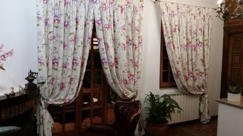 Archisio - Lavoro di Tappezzeria Tonelli Alessandro - Tonelli alessandro dal 1989 esegue lavori di tappezzeria confezione tende da sole tendaggi e coordinati sia per abitazioni che per alberghi e luoghi pubblici Ogni lavorazione viene eseguita con gr