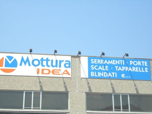 Archisio - Showroom di Mottura Idea Di Mottura Lorenzo - Commercializzazione e posa di prodotti inerenti la chiusura e la sicurezza della casa e larredo della casaLesperienza del titolare di oltre 30 anni porta la nostra azienda ad essere sempre aggior