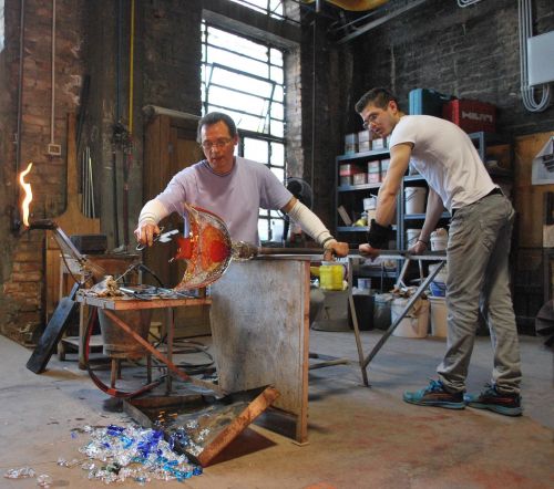 Archisio - Showroom di Ars Cenedese srl - Produzione propria di lampadari specchi coppe vasi piatti medaglioni bicchieri in vetro soffiato anche decorato a mano a colori base vetro e foglia oro zecchino 24 ct Tutto made in muranoNo