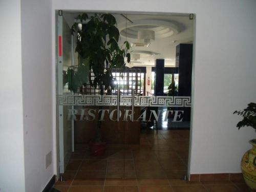 Archisio - Lavoro di Vetreria Santagata - Dal 1980 la vetreria santagata unazienda artigianale allavanguardia nella produzione di complementi darredo tra cuiVetrate decorative da interno inserti su porte scorrevoli e pareti di