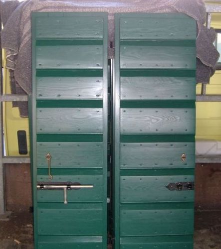 Archisio - Lavoro di Falegnameria Cavazzoni - Siamo specializzati nel ripristino e restauro di serramenti scuri ante porte e finestre offese dal tempo Effettuaiamo servizio di verniciatura utilizzando solamente vernici a base dacqua Siamo i