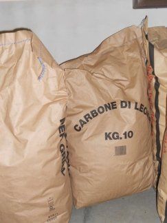 Archisio - Showroom di Saracini Srl - Offriamo legna di qualit che lavoriamo e selezioniamo in varie dimenzioni per stufe camini e forniDisponiamo di unampia quantit di legna al riparo dagli agenti atmosferici al fine di ottimi