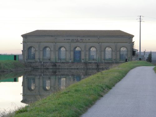 Archisio - Lavoro di Idraulico Maurizio Sibio - Questa attivit utilizza apparecchi e attrezzature per il trattamento delle acque idrauliche