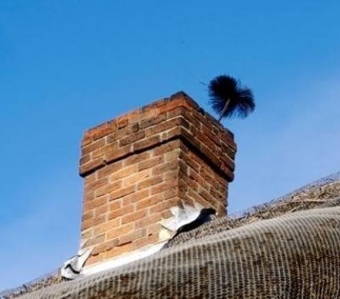 Archisio - Lavoro di Bianconi Spazzacamino - E tempo di controlli per caldaie e caminiCi sono periodi dellanno in cui pi di altri bene chiamare un professionista per controllare lo stato di pulizia del proprio camino o della canna fum