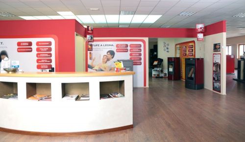 Archisio - Showroom di Pietro Limongi Stufe E Caminetti - Questa impresa offre servizi di montaggio lavoro edile pellet incentivi