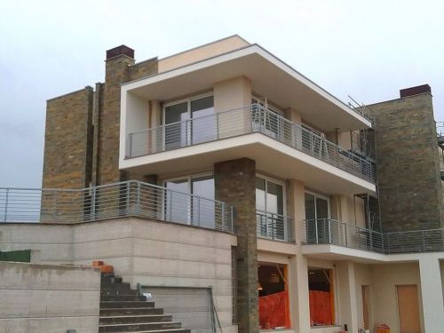 Archisio - Showroom di Sassaroli Lavorazione Pietre - Ci occupiamo di produzione e commercializzazione di pietre per pavimentazioni esterne rivestimento piscine e giardino Arenaria porfido luserna pietra di tomor trani ecc