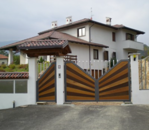 Archisio - Showroom di Tecnalluminio - la nostra azienda nasce negli anni 60 come piccola officina specializzata in manutenzione di macchinari industrialiNel 1982 si amplia lofferta alla clientela con la produzione di serramenti in