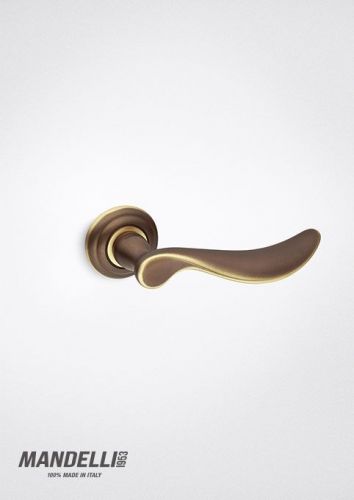 Archisio - Showroom di Sandro Contri - Quando un oggetto bello tutti desiderano averlo Per questo mandelli1953 cura molto lestetica dei suoi prodotti in ottone perch considera ledificio un corpo e i coordinati di arredamento