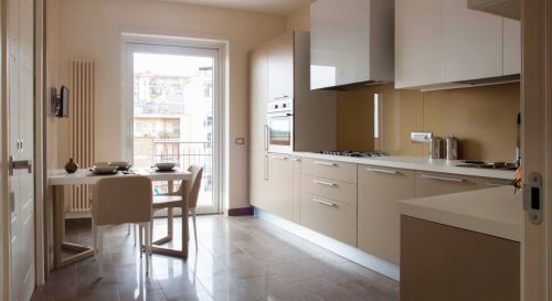 Archisio - Lavoro di Insolith Superfici - La nuova generazione di superfici di alta qualitRispetto al gres la pietra sinterizzata costituita da miscele di inerti differentiEd e frutto di un processo di lavorazione diverso denominat