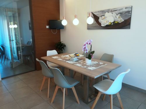 Archisio - Lavoro di Assogna Arredamenti Su Misura - Realizzazioni su misura restauro di mobili antichi allestimento negozi e riparazioni di falegnameria Progettazione personalizzata