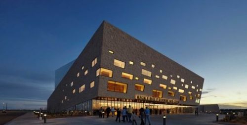 Archisio - Lavoro di Aldo Forti - Siamo un azienda giovane dinamica e snella che coniuga la tradizionale esperienza centennale della famiglia forti nel taglio e nella lavorazione della pietra naturale con moderni metodi di analisi