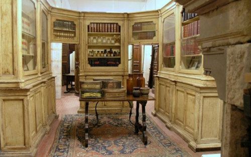 Archisio - Showroom di Simone Marro Porte E Camini Antichi - Con oltre 4000 porte antiche e 300 camini antichi ed alcune centinaia di pezzi di materiale architettonico antico tratti da antichi palazzi e castelli come pavimenti soffitti dipinti boiseries stat