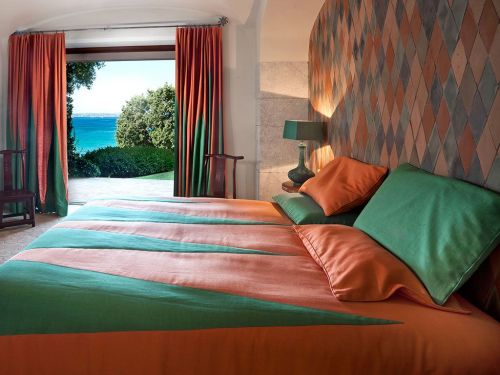 Archisio - Lavoro di Liride Arredi In Tessuto - Marie kneubhl inizia la sua avventura nel settore della tappezzeria e dellarredamento in svizzera sua terra natale dopo aver frequentato una scuola di specializzazione e formazioneNel 1984