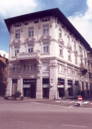 Archisio - Lavoro di Dossi Costruzioni - Nata come ditta individuale dossi geom Elio nel 1964 seppe ben presto affermarsi nel fiorente mercato edilizio della citt di rovereto prima quale impresa di costruzioni per conto di terza person