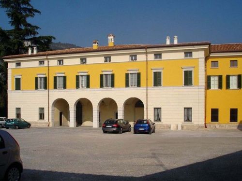 Archisio - Lavoro di Edil 3 Gruppo Marchetti - Edile mette radici nei primi anni 50 epoca in cui si limitava a piccoli lavori di manutenzione e ristrutturazione I primi veri passi significativi dellimpresa vengono mossi dal fondatore morale d