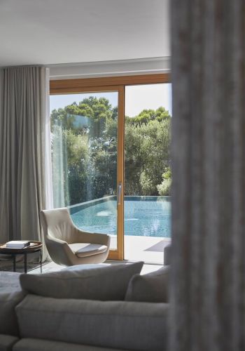 Archisio - Showroom di Porta A Porta Serramenti srl - Lazienda porta a porta fonda le proprie radici nellesperienza artigianale della falegnameria porcinai giogli nata a firenze negli anni 50Forte di queste origini ha sempre cercato nel t