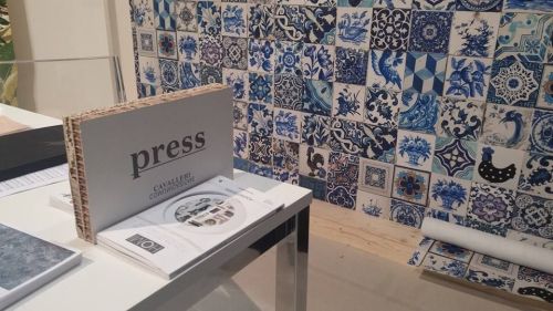 Archisio - Showroom di Wallpepper - Il nostro materiale wallpepper smooth tntEsistono infiniti mezzi per esprimere la propria creativit e quando si parla di design e interior la parete diventa protagonista come una tela per rac