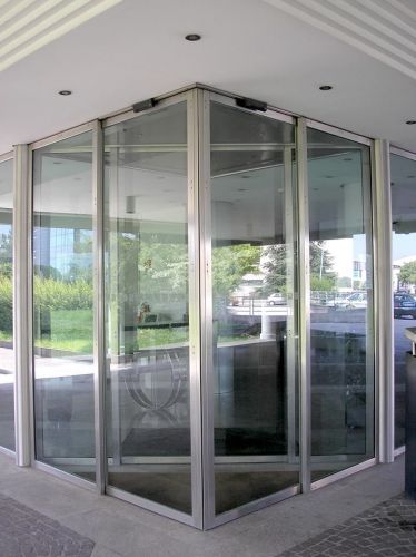 Archisio - Showroom di Automacenter Porte Automatiche Scaligera Automazioni srl - Automacenter nasce negli anni 80 configurandosi come una realt artigianale in cui alla cura dei dettagli e alla selezione delle materie prime di prima qualit rispondono professionalit tecnic