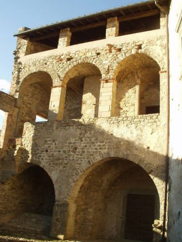 Archisio - Progetto di Luni Progres - La luni progres Si rivolge oltre che ai singoli proprietari di immobili di pregio storico - artistico da un lato alle pubbliche amministrazioni che spesso lamentano la carenza di professionalita