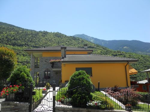 Archisio - Lavoro di Gherardi Costruzioni - La ditta ha idonea capacit finanziaria ed opera con attrezzature e mezzi propri e si avvale di fidati ed esperti collaboratori e i cantieri rispettano le norme sulla sicurezza Esegue tuttora come