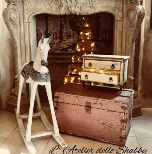 Archisio - Lavoro di Latelier Dello Shabby - Ecco cosa serve per cimentarsi nella pratica dello shabby chic basata sulla ristrutturazione e riqualificazione di mobili che fino a qualche anno fa erano destinati nel migliore dei casi ai negozi di