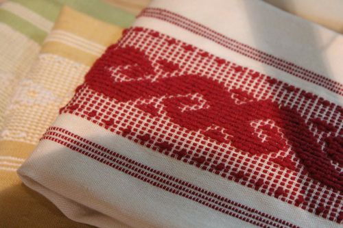 Archisio - Lavoro di Langolino Laboratorio Tessile - I delicati toni pastello del lino la cura dei particolari la rifinitura con laboriosi ricami a jour rendono unico prezioso e assolutamente pronto a reggere le sfide del tempo ciascuno dei manufat