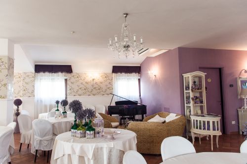 Archisio - Progetto di Galleria Interni Arte - Galleria interni arteDa trentanni si occupa di architettura di interni abitazioni negozi bb ristoranti e uffici Studia progetta e cura limmagine e il brand di locali pubblici privati e azi