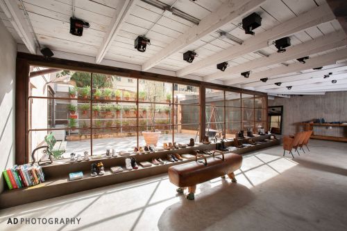 Archisio - Lavoro di Alberto Desir - Opero in numerosi settori fotografici con prevalenza per la fotografia di architettura arredamento interni e arteSvolgo attivit di tipo didattico e formativo nellambito della fotografia pr