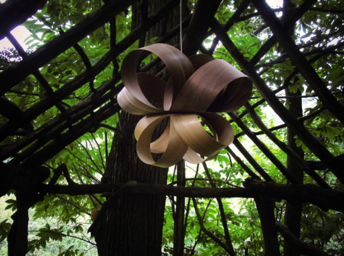 Archisio - Lavoro di Daniele Balangero Balume - Ogni lampada balume un pezzo dal design unicoIspirato dalla semplicit e dalla naturalezzaCostruita in impiallacciature di legno vincolato in forme armoniche con lutilizzo del vaporeEs