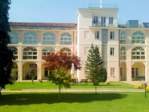 Archisio - Progetto di Enrico Girardi - Esigete da loro architetti sempre una architettura piena di simpatia umana piena di immaginazioneAmate larchitettura per la vita che se svolta in essa per le gioie i drammi le tragedie l