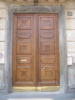 Archisio - Lavoro di Portantica - Porte E Portoni Vecchi Ed Antichi - Vittorio tortora un restauratore titolare di portantica a vignolamo Si occupa di varie cose il restauro e la vendita di porte e portoni vecchi ed antichi ante antine e stipi a muro per la chi