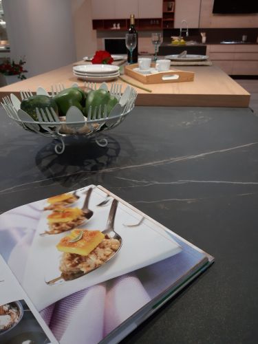 Archisio - Progetto di Artekdesign - Il cliente assistito tra diverse proposte di arredamento con attenzione e alta professionalit seguito con progetti globali di interior design anche per quanto riguarda ristrutturazioni parziali