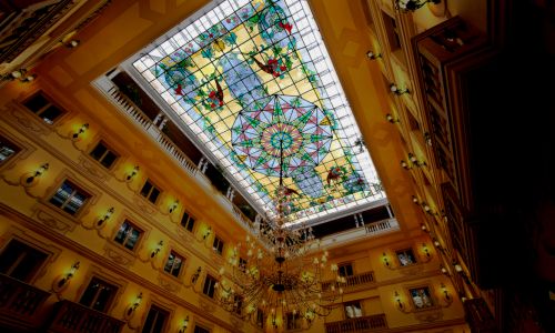 Archisio - Lavoro di Vetrate Di Paolo Corpetti - Il nostro studio progetta e realizza dal 1987 Vetrate artistiche per arredamento e arte sacra Utilizziamo tecniche di lavorazione tradizionali la tessitura a piombo La tecnica tiffany la vetrof