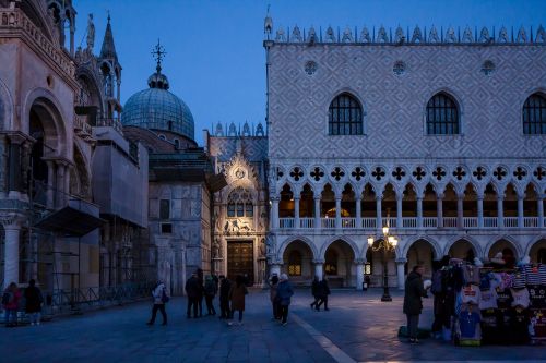 Archisio - Lavoro di Silvia Longhi - Silvia longhi 1984 italy After studying languages and getting my degree in multimedia science and technology with 110 cum laude i got interested in photojournalism as an intern at the associated