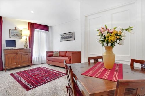 Archisio - Lavoro di Piero Fabbri - Nato a venezia a 19 anni la prima partenza londra e scopro quella gioia unica che solo gli amanti delle partenze capiscono quel senso di libert che ti prende nellarrivare in posti dove non