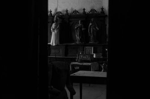 Archisio - Lavoro di Sophie Harris - Sono nata nellentroterra abruzzese e vivo lesigenza continua di documentare il mio territorio appuntando sul mio taccuino da viaggio gli eventi che segnano questi luoghi e fotografando ci che il