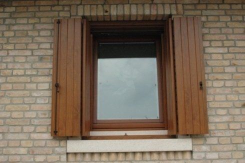 Archisio - Lavoro di Stefano Siboni - impresa stefano siboni specializzata in interventi di verniciatura e riparazione di infissi e serramenti in legno e in ferro e offre un pratico servizio di manutenzione aree verdi ed opere di giar